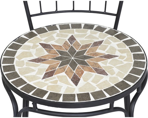 Gros plan d''une chaise de jardin avec motif mosaïque