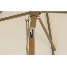 Detailansicht eines Sonnenschirms mit Holzrahmen und Mechanismus zur Einstellung der Höhe.