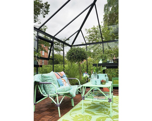 Einrichtungsidee für ein Gewächshaus mit Sitzgelegenheit, Tisch und Dekoration