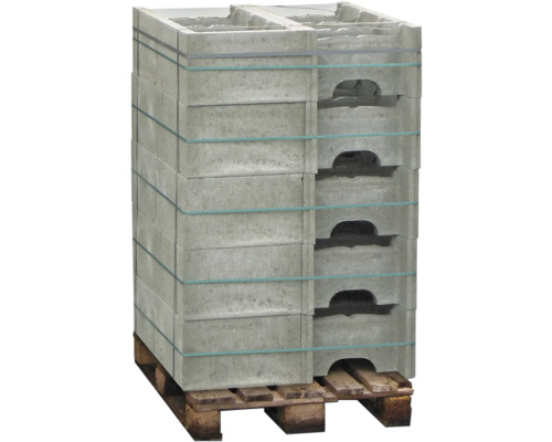 Ein Stapel grauer Betonsteine mit Griffmulden, gesichert mit Bändern auf einer Holzpalette.