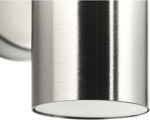 Gros plan d''une applique murale en métal