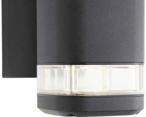 Nahaufnahme einer schwarzen Aussenwandleuchte mit klarem Lampenschirm