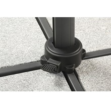 Detailansicht eines Sonnenschirmständers aus Steinplatten