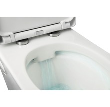 Spülendes WC mit geöffnetem Toilettendeckel