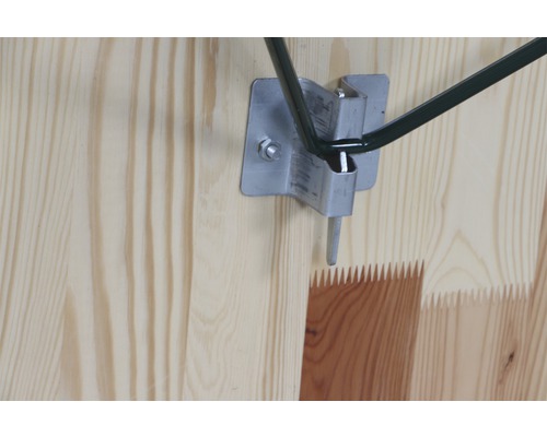 Metallhalterung zur Befestigung eines Rohres an einer Holzwand