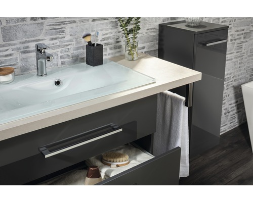 Salle de bains moderne avec lavabo, meuble sous-lavabo et porte-serviettes