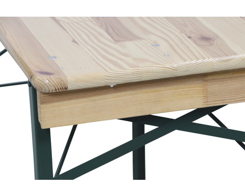 Detailansicht eines Biertisches mit Holzplatte und Metallgestell