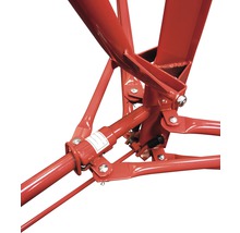 Gros plan sur une base d''échafaudage rouge avec des entretoises métalliques et des connecteurs