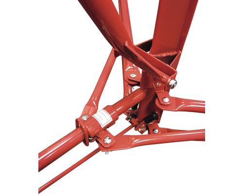 Gros plan sur une base d''échafaudage rouge avec des entretoises métalliques et des connecteurs