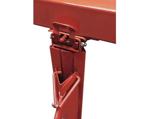 Vue détaillée d''un établi rouge avec fixation pour les pieds