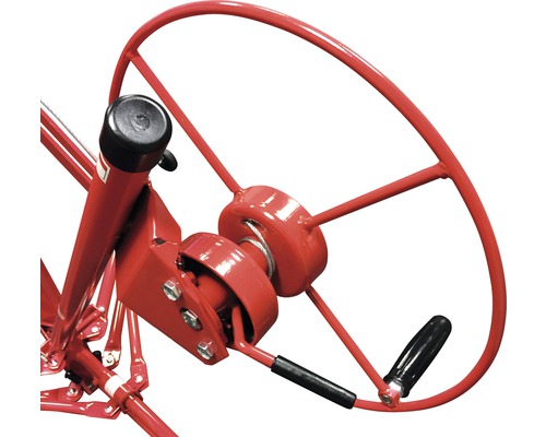 Vue détaillée d''un treuil à matériaux rouge avec manivelle.