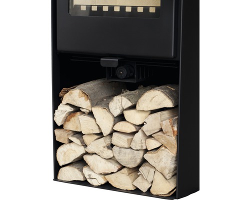 Vue détaillée d''un poêle à bois avec des bûches dans le compartiment à bois.