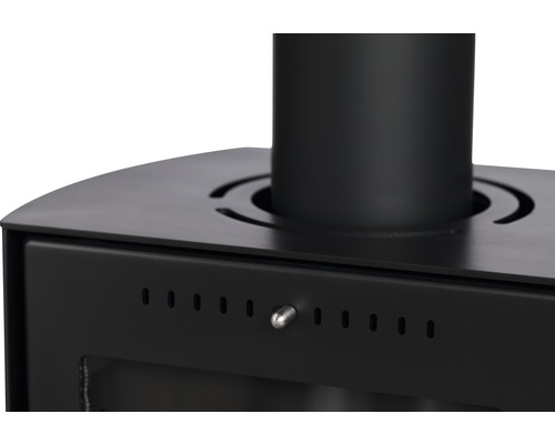 Vue détaillée d''un poêle à bois noir avec contrôle de l''arrivée d''air