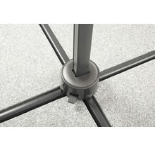 Detailansicht eines Sonnenschirmständers auf Terrassenplatten