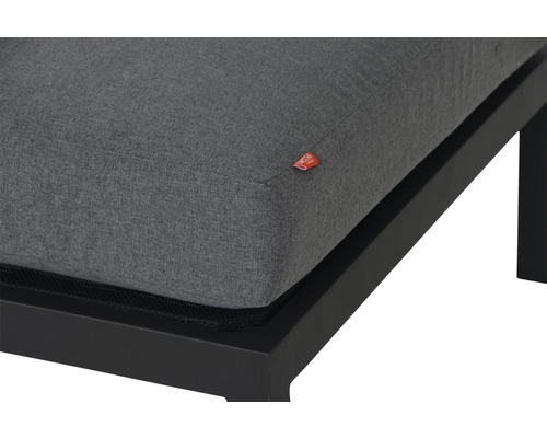 Vue détaillée d''un coussin de salon gris sur un cadre noir