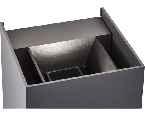 Gros plan d''un luminaire d''extérieur gris avec intérieur