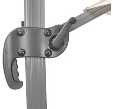 Detailansicht einer Kurbelmechanismus zur Bedienung eines Sonnenschirms.