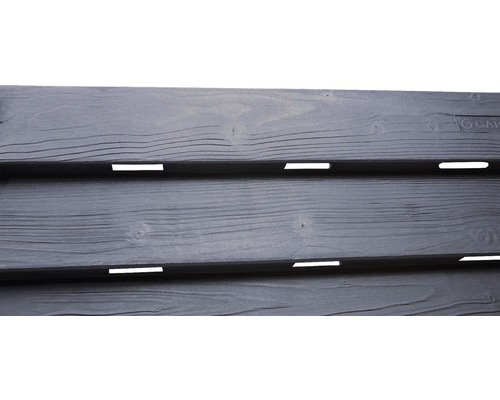 Vue détaillée d''un élément de clôture de jardin en bois avec des ouvertures