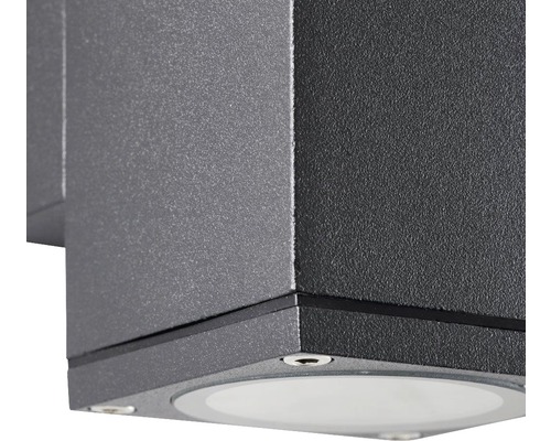 Gros plan d''une applique murale extérieure grise