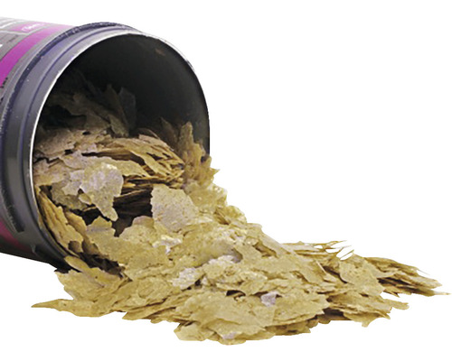 Fischfutterflocken, aus einer Dose gegossen