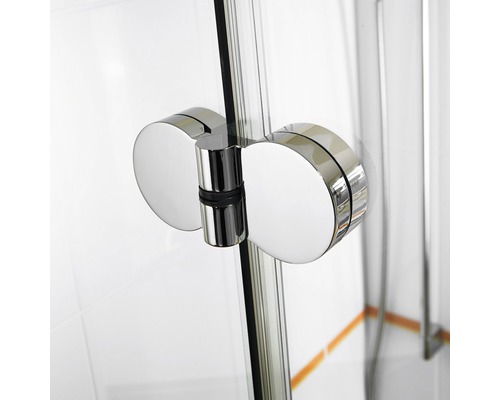 Gros plan d''une poignée de porte de cabine de douche ronde