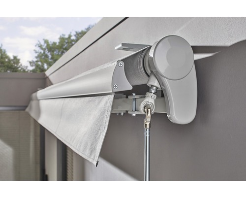 Detailansicht einer Markise mit Stoffbespannung an einer Hauswand