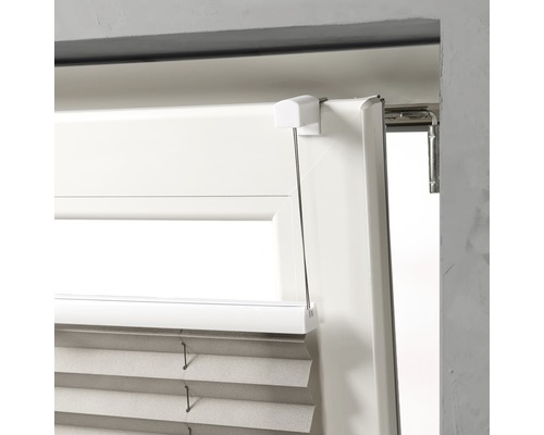 Gros plan d''un store plissé sur une fenêtre