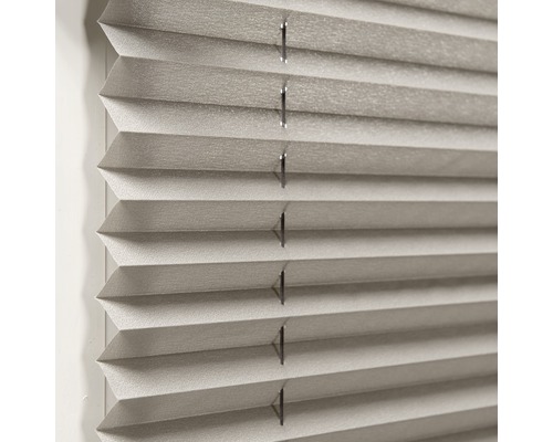 Gros plan d''un store plissé gris pour la décoration de fenêtre et le contrôle de la lumière