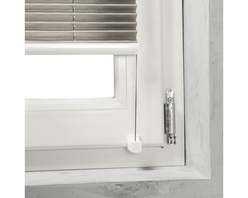 Vue détaillée d''une décoration de fenêtre avec store vénitien