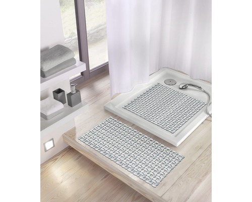 Salle de bains avec tapis de douche et tapis de bain pour plus de sécurité