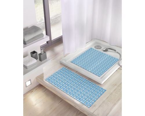 Scène de salle de bains avec tapis de douche et tapis de bain