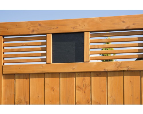 Clôture en bois avec élément brise-vue et tableau en ardoise