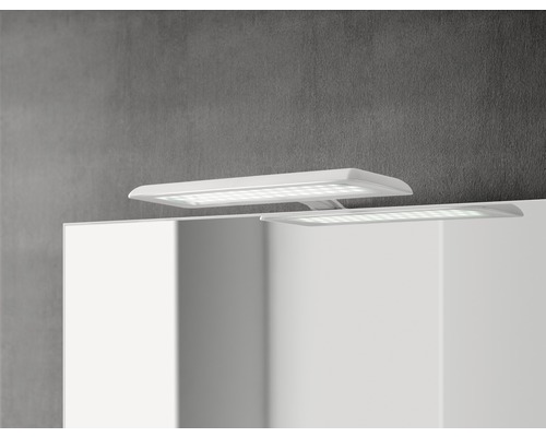 Deux luminaires LED sont montés sur un miroir de salle de bains.