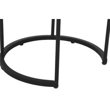 Gros plan du cadre en métal noir d''une table d''appoint.