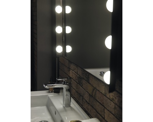 Lavabo de salle de bain avec robinet et miroir éclairé style brique