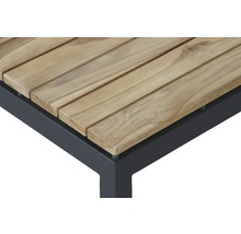 Vue détaillée d''un plateau de table de jardin en bois avec un cadre en métal