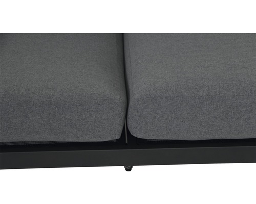 Gros plan de coussins de meubles de jardin sur un canapé