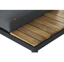 Vue détaillée d''un meuble de jardin avec coussin d''assise et surface en bois sur un cadre noir