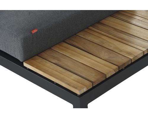 Vue détaillée d''un meuble de jardin avec coussin d''assise et surface en bois sur un cadre noir