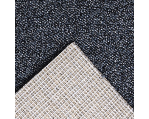 Nahaufnahme eines dunkelblauen Teppichbodens mit textiler Oberfläche und einem Trägermaterial aus Textilvlies