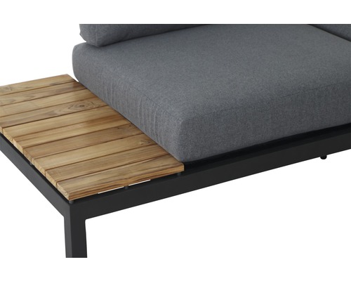 Gros plan d''un canapé de jardin avec tablette en bois et coussins gris