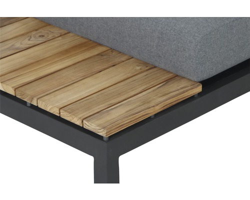 Vue détaillée d''un fauteuil de jardin avec support en bois et coussin