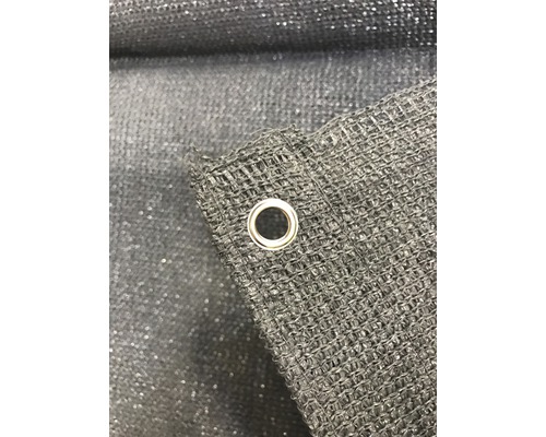 Nahaufnahme eines schwarzen Sonnenschutznetzes mit Öse