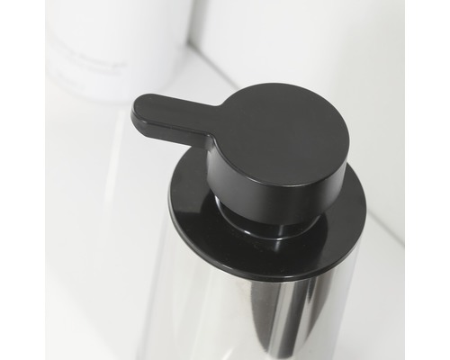 Detailaufnahme eines Seifenspenders mit schwarzem Pumpkopf und Behälter