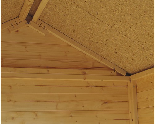Vue détaillée de l''intérieur d''une maison en bois avec structure de toit