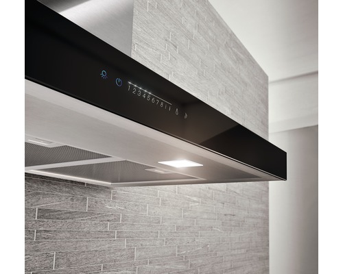 Hotte aspirante avec panneau de commande et éclairage
