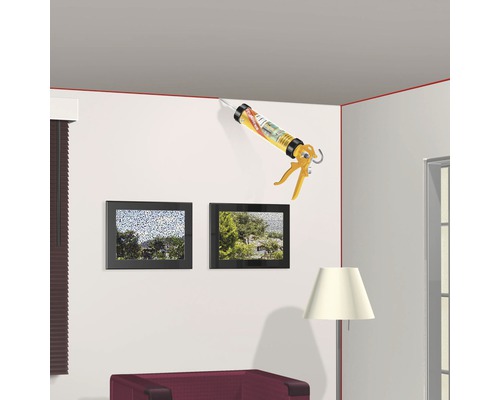 Application d''un pistolet à cartouche à l''intérieur pour sceller les joints entre le mur et le plafond.