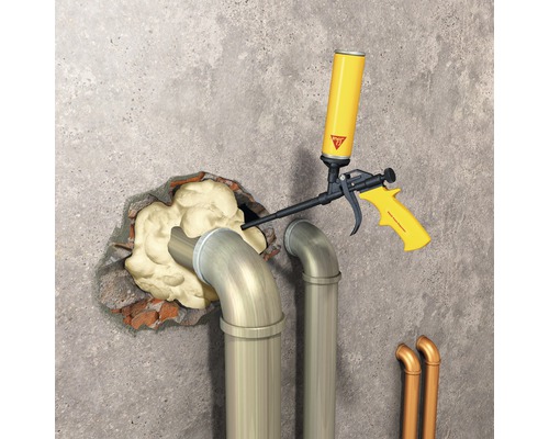 Pistolet à mousse avec mousse de montage, utilisé pour remplir un trou dans le mur autour d''un tuyau