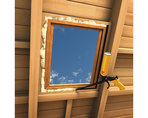 Installation de fenêtre de toit avec pistolet à mousse expansive et mousse isolante