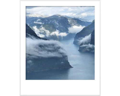 Image encadrée d''un paysage de montagne avec lac et brouillard